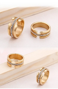 Vue détaillée d'une bague à trois couches plaquée or 18K sertie de zircons et motifs flèches