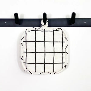Thickened square black and white checkered cotton heat-resistant pot mat with hanging loop