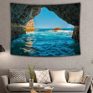 Détail de la tapisserie de paysage avec vue sur mer suspendue au-dessus d'un canapé