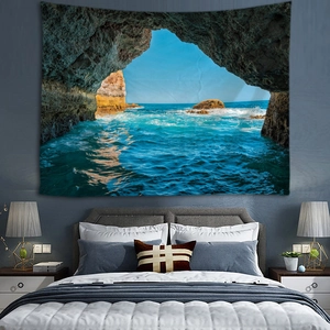 Vue détaillée d'une tapisserie de paysage marin affichée au-dessus d'un lit moderne