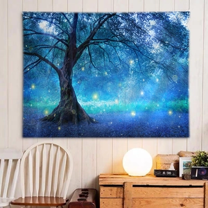 Détail d'une tapisserie de paysage forestier avec des lucioles dans une chambre douillette