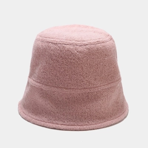 Détail du chapeau bob en fausse fourrure rose avec texture pelucheuse douce et chaude