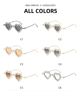 Collection de six lunettes de soleil en forme de cœur avec montures ornées de perles