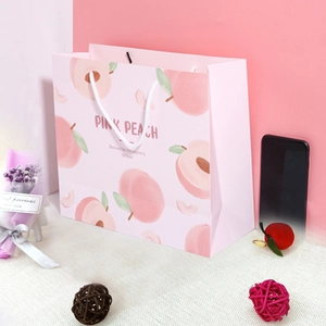 Detailansicht einer rosa DuPont-Papiertüte mit künstlerischen Pfirsich-Illustrationen