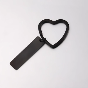 Pendentif rectangle noir mat avec anneau en cœur pour gravure personnalisée