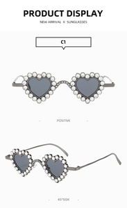 Détail de lunettes de soleil en forme de cœur avec strass brillants et verres gris