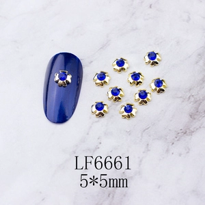 Detail of blue clover nail charm with gold base, size 5x5mm, item number LF6661