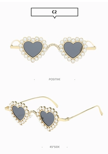 Détail de lunettes de soleil coeur en métal doré avec monture en cristaux sous deux angles