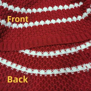 Détails recto et verso de la jupe de sapin de Noël en tricot rouge de 48 pouces