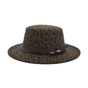 Détail du chapeau fedora léopard avec bande en cuir noir et boucle en métal argenté