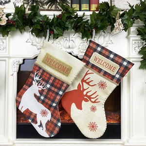 Chaussettes de Noël à carreaux avec silhouette de cerf et broderie sur la cheminée