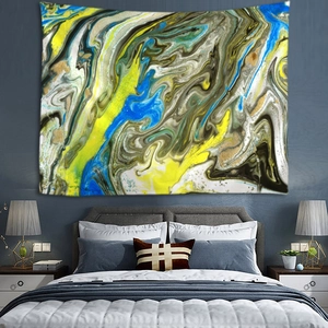 Dettaglio della trama di un arazzo d'arte fluida con onde di marmo gialle e blu per pareti