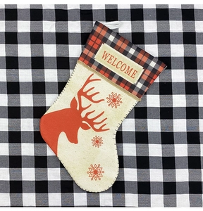 Détail de chaussette de Noël avec silhouette de renne rouge et texte Welcome sur revers
