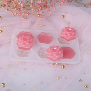 Vista macro dello stampo in silicone a 6 rose con trama floreale in rilievo