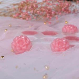 Dettaglio di candele a forma di rosa 3D e stampo in silicone multicavità in rosa