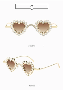 Détails de lunettes de soleil en forme de cœur avec monture dorée et strass brillants
