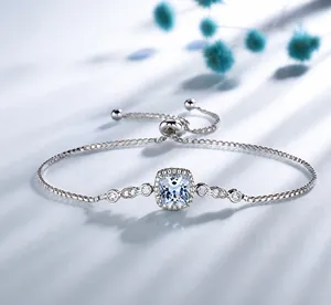 Dettaglio del bracciale in argento regolabile con gemma azzurra e chiusura a cursore