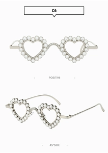 Détails de lunettes de soleil coeur argentées avec strass brillants et monture métal