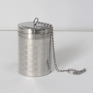 Macro shot of SUS304 stainless steel tea infuser with honeycomb mesh and chain hook