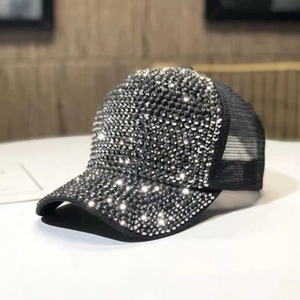 Dettaglio di lussuosi strass e rete traspirante su un berretto da baseball nero trendy