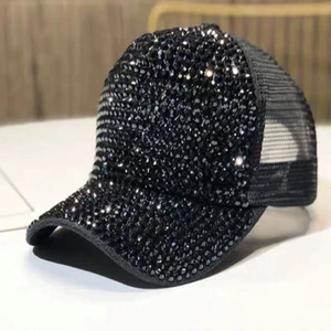Dettaglio di un berretto da baseball nero con strass scintillanti e rete traspirante
