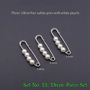 Détail de trois broches argentées de 3,8 cm avec perles blanches pour ajuster les vêtements