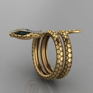 Detalle macro del anillo de serpiente dorado con escamas talladas y circón azul