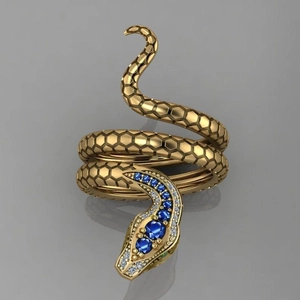 Detalle de anillo de serpiente dorado con zafiros azules y textura de escamas fina