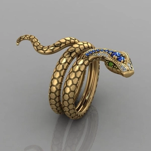 Detalle macro del anillo de serpiente con circonitas azules y textura de escamas hexagonales