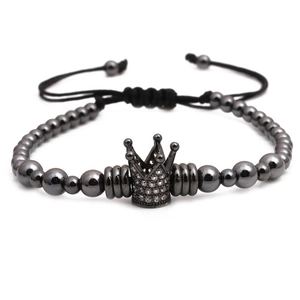 Détail du bracelet en perles noires avec breloque couronne ajustable et strass brillants