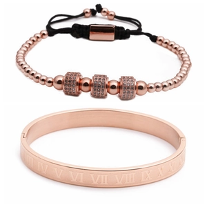 Détail du bracelet jonc rose doré avec chiffres romains et bracelet perlé tressé