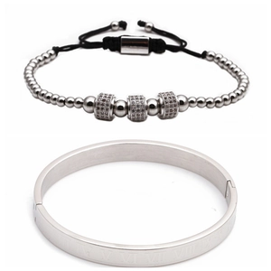 Détail de l'ensemble jonc à chiffres romains et bracelet à billes en acier argenté