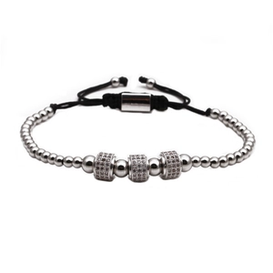 Détail d'un bracelet réglable pour hommes avec perles argentées et zircons micro-pave