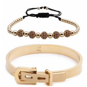 Detailansicht von römischem Armreif und gewebtem Perlenarmband-Set mit Kristallkugel