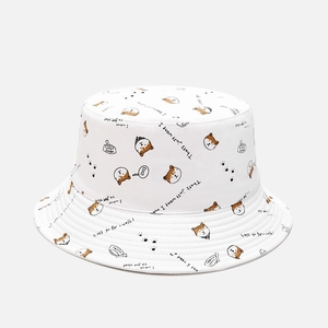 Gros plan détaillé d'un chapeau bob en coton blanc avec des motifs et imprimés Shiba Inu