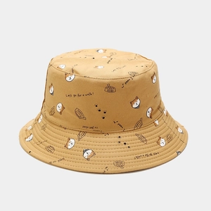 Gros plan sur l'imprimé Shiba Inu et motifs de pattes sur le chapeau bob en coton