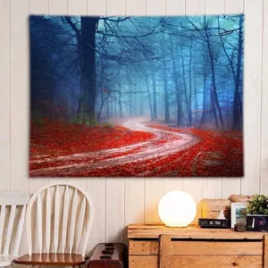 Arazzo forestale con alberi autunnali e nebbia blu per decorazione murale della camera