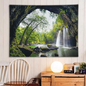 Détail macro d'une tapisserie paysage de cascade HD sur un mur en bois rayé