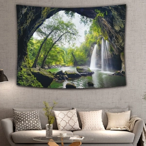 Détail d'une tapisserie de cascade en forêt avec vue sur grotte pour décoration murale