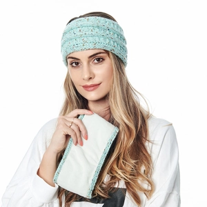 Détail d'un bandeau en maille vert menthe avec doublure polaire chaude et mouchetures colorées