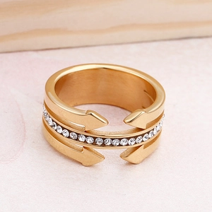 Bague en acier inoxydable plaqué or 18K avec design double flèche et zircons blancs