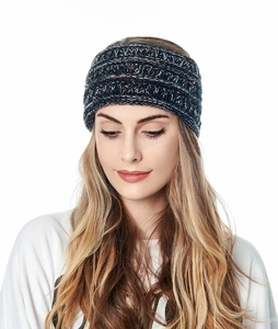 Gros plan du bandeau en maille chinée montrant la texture chaude et les fils colorés
