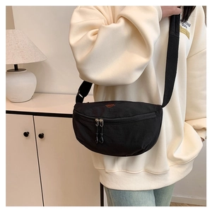 Bolso bandolera de nailon negro en forma de media luna con correa ancha ajustable