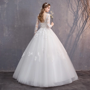 Elegante abito da sposa a maniche lunghe in pizzo con schiena a V e gonna in tulle