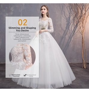 Dettaglio del ricamo in pizzo floreale e delle maniche lunghe su un abito da sposa