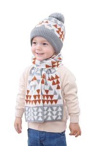 Détail du bonnet en tricot pour enfant avec pompon gris et motif jacquard géométrique