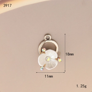 Macro shot of 18mm flower pendant with white petals, rhinestones and size dimensions
