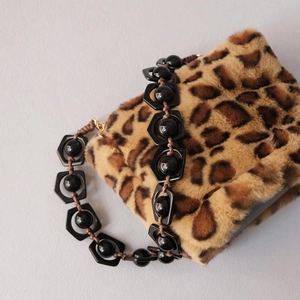 Borsa a mano leopardata in ecopelliccia con tracolla in perle acriliche nere