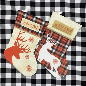 Chaussettes de Noël avec revers à carreaux rouges et motifs de renne pour décoration