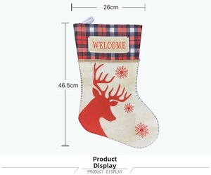Détail de chaussette de Noël en toile avec motif renne rouge et étiquette WELCOME